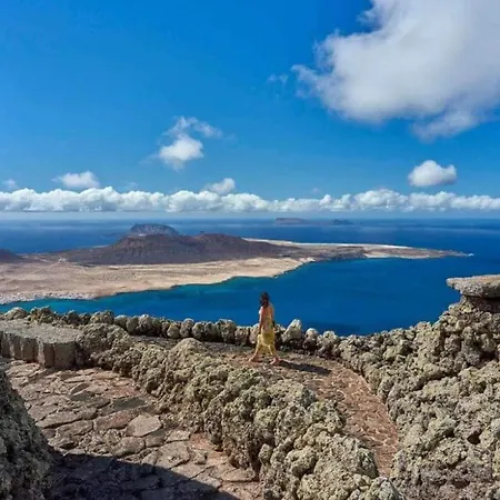 Lanzarote Casa Volcanica-anclada Sobre La Lava Del Volcan