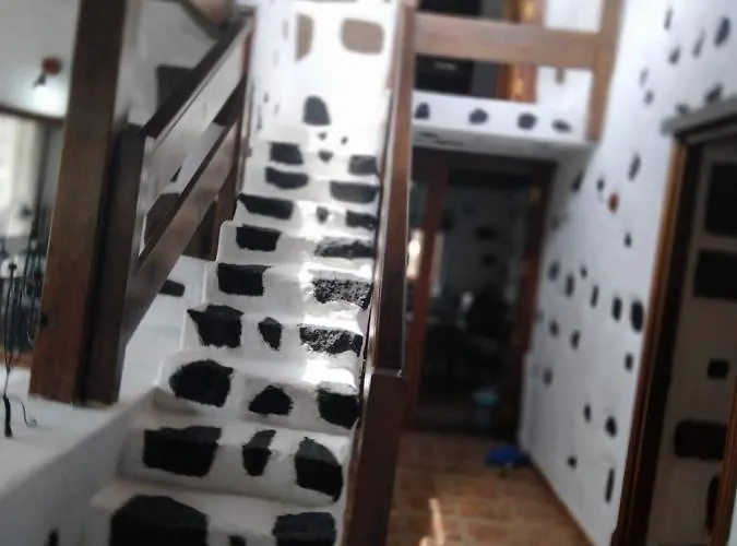 Lanzarote Casa Volcanica-anclada Sobre La Lava Del Volcan *