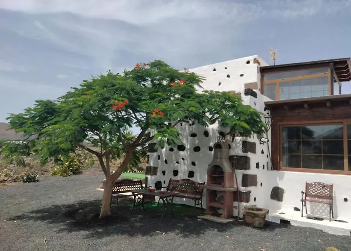 Lanzarote Casa Volcanica-anclada Sobre La Lava Del Volcan Villa Montana Blanca