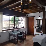 Lanzarote Casa Volcanica-anclada Sobre La Lava Del Volcan Montana Blanca