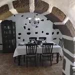 Lanzarote Casa Volcanica-anclada Sobre La Lava Del Volcan *