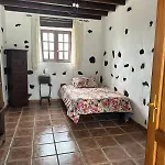 Lanzarote Casa Volcánica-anclada Sobre La Lava Del Volcán *