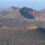 Lanzarote Casa Volcanica-anclada Sobre La Lava Del Volcan Montana Blanca