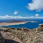 Lanzarote Casa Volcánica-anclada Sobre La Lava Del Volcán