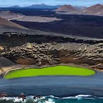 Lanzarote Casa Volcánica-anclada Sobre La Lava Del Volcán * Montana Blanca