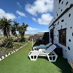 Villa Lanzarote Casa Volcánica-anclada Sobre La Lava Del Volcán Montana Blanca