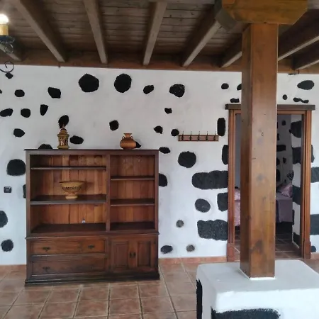 Villa Lanzarote Casa Volcanica-anclada Sobre La Lava Del Volcan Montana Blanca