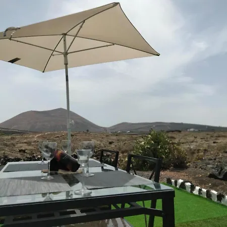 Lanzarote Casa Volcanica-anclada Sobre La Lava Del Volcan * Montana Blanca
