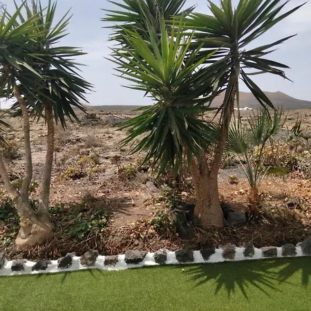 Lanzarote Casa Volcanica-anclada Sobre La Lava Del Volcan Βίλα Montana Blanca