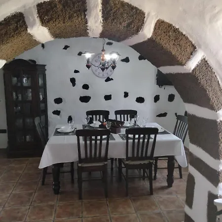 Lanzarote Casa Volcanica-anclada Sobre La Lava Del Volcan *