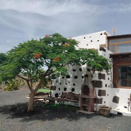 Lanzarote Casa Volcanica-anclada Sobre La Lava Del Volcan 빌라 Montana Blanca