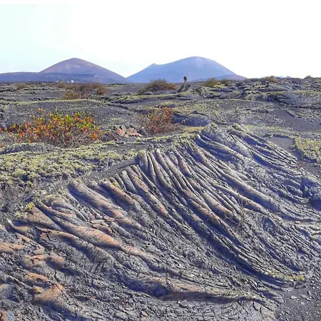 Lanzarote Casa Volcanica-anclada Sobre La Lava Del Volcan