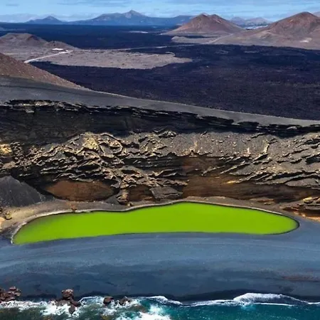 Lanzarote Casa Volcanica-anclada Sobre La Lava Del Volcan * Montana Blanca