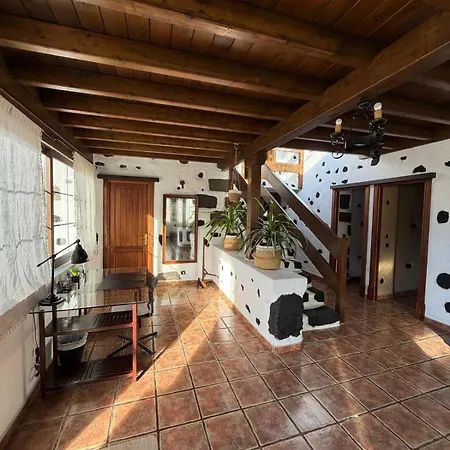 Villa Lanzarote Casa Volcánica-anclada Sobre La Lava Del Volcán