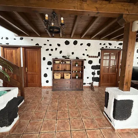 Lanzarote Casa Volcánica-anclada Sobre La Lava Del Volcán Villa Montana Blanca