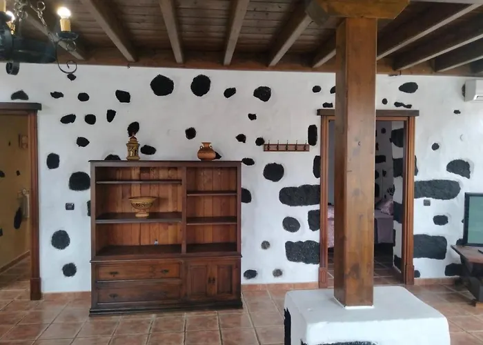 Villa Lanzarote Casa Volcanica-anclada Sobre La Lava Del Volcan Montana Blanca