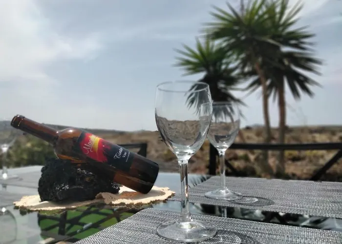 Lanzarote Casa Volcanica-anclada Sobre La Lava Del Volcan Villa Montana Blanca