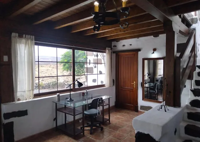 Lanzarote Casa Volcanica-anclada Sobre La Lava Del Volcan Montana Blanca