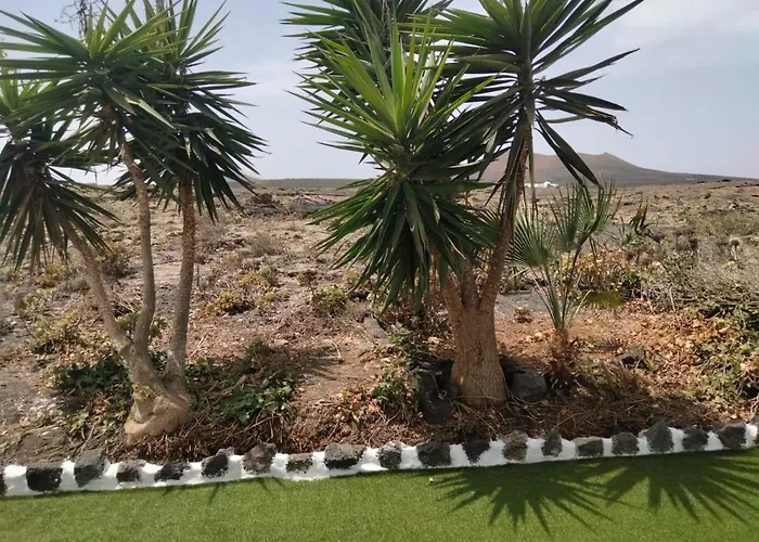 Lanzarote Casa Volcanica-anclada Sobre La Lava Del Volcan Villa Montana Blanca