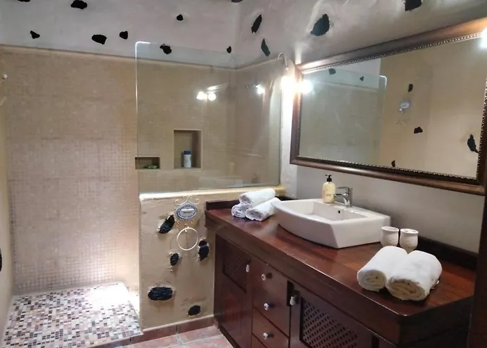 Lanzarote Casa Volcanica-anclada Sobre La Lava Del Volcan