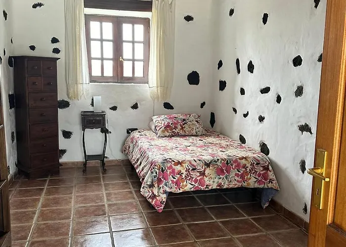 Lanzarote Casa Volcanica-anclada Sobre La Lava Del Volcan *