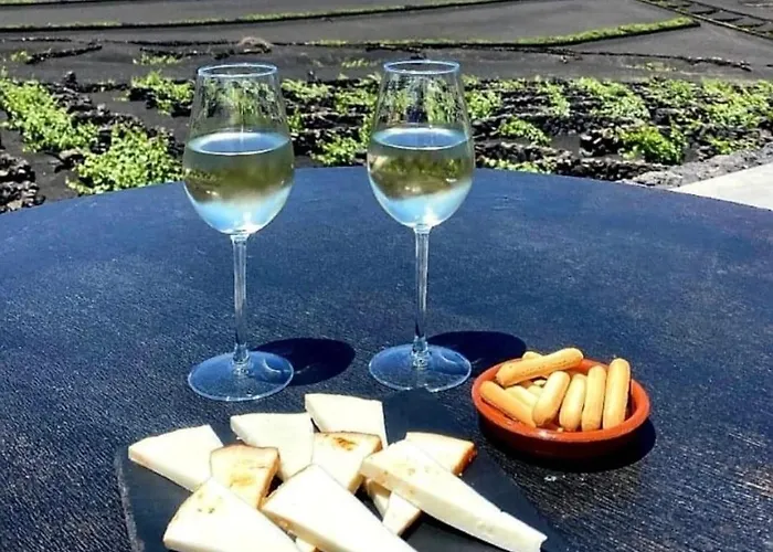 Lanzarote Casa Volcanica-anclada Sobre La Lava Del Volcan Villa Montana Blanca