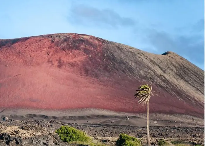 Lanzarote Casa Volcanica-anclada Sobre La Lava Del Volcan * Montana Blanca