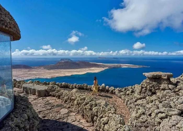 Lanzarote Casa Volcanica-anclada Sobre La Lava Del Volcan
